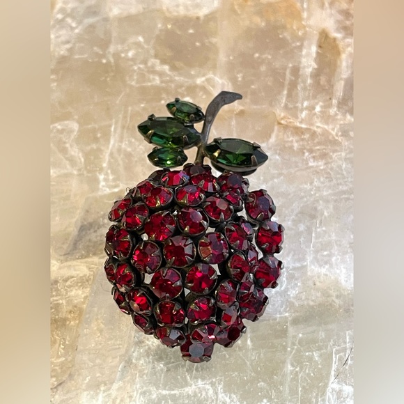 Rare Vintage Signed SCHREINER Cherry Brooch 🍒 50’s Rhinestone Brooch New York - Picture 2 of 8
